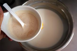 待木薯淀粉糊放凉后（常温或有微微的暖都可以）加入酵母水，搅拌均匀，放置一旁备用。