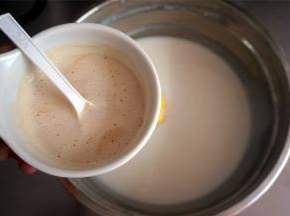 待木薯淀粉糊放凉后（常温或有微微的暖都可以）加入酵母水，搅拌均匀，放置一旁备用。