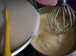 将椰浆木薯糊倒入打发好的鸡蛋糊中，搅拌均匀。最好可以换一个较大的盆，能把全部面糊装起，如果没有大盆，混合后可以分开两盆再开始发酵。