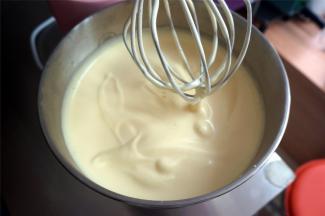 打至全蛋液能划出花纹，且短时间内不消失为止。