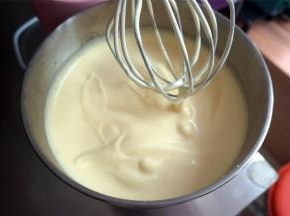 打至全蛋液能划出花纹，且短时间内不消失为止。