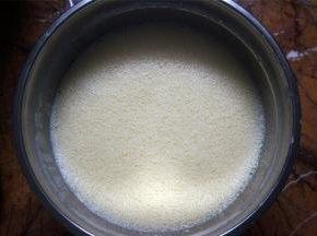 将混合好的面糊放置在温暖处进行第一次发酵，时间60分钟，期间每20分钟用手动打蛋器搅打10秒左右，最后一次搅打1分钟左右。