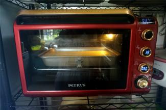 放入烤箱进行二次发酵或者盖上盖子，在温暖处进行二次发酵。