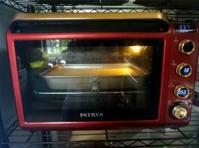 放入烤箱进行二次发酵或者盖上盖子，在温暖处进行二次发酵。