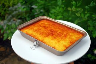 将其放入中下层，上火180度下火200度烤30分钟后，转为上下火200度再烤15分钟，表面金黄微焦，有点龟裂状即可。