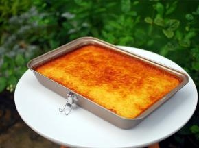 将其放入中下层，上火180度下火200度烤30分钟后，转为上下火200度再烤15分钟，表面金黄微焦，有点龟裂状即可。