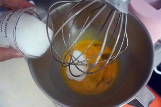 将9只鸡蛋放入厨师机，加入180克细砂糖，先低速后高速打发。鸡蛋量有点多，用厨师机可以解放双手。