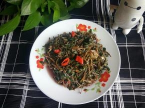 一道美味的野菜出锅了。