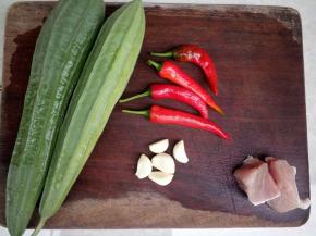 食材洗净备用。