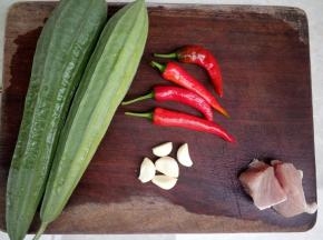 食材洗净备用。