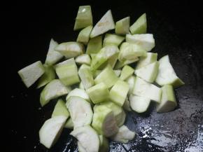 锅内留底油，放入切好的丝瓜。