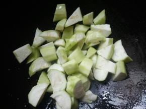 锅内留底油，放入切好的丝瓜。