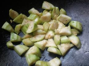 翻炒至丝瓜断生。