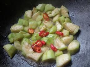 放少量水烧开，放入红椒。