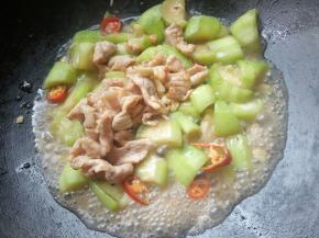 放入肉片翻炒均匀。