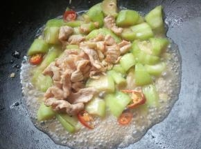 放入肉片翻炒均匀。