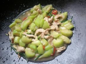 待汤汁收干一些，关火。