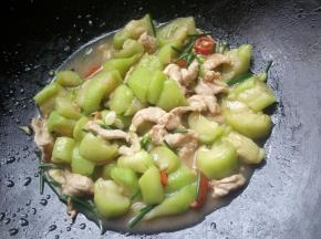 待汤汁收干一些，关火。