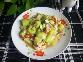 一道美味的丝瓜炒肉片制作完成。