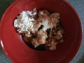 用生抽，胡椒粉，盐，鸡精，淀粉抓匀腌制半小时