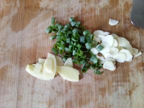 姜蒜切片，葱切葱花