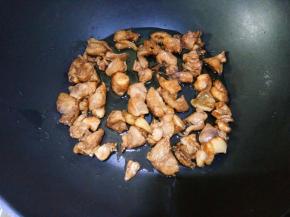 油锅放底圈一层油就可以了，放入几块小火煎（一般都是用宽油炸，比较费油，这样煎效果也差不多）