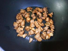 油锅放底圈一层油就可以了，放入几块小火煎（一般都是用宽油炸，比较费油，这样煎效果也差不多）