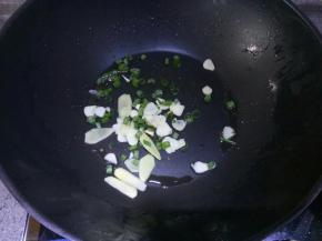 锅底留一点底油爆香葱姜蒜，不必多，因为鸡肉煎过了，本来就比较油了