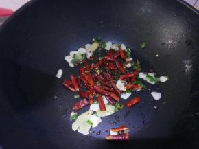 放入花椒，麻椒，辣椒翻炒出香味