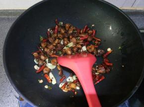 倒入鸡丁翻炒，加半勺白糖调味，翻炒均匀即可