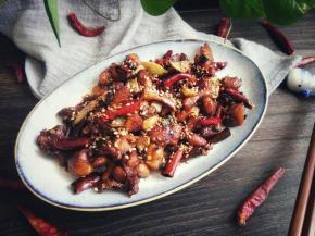 本来看到我去鸡骨嫌恶心的娃这会吃的不亦乐乎，都不想让我们吃了，自己想全占了