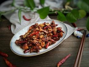 我放的辣椒不是太多，十来个吧，所以基本不辣，也可能是辣椒的品种问题。孩子可以放心吃。