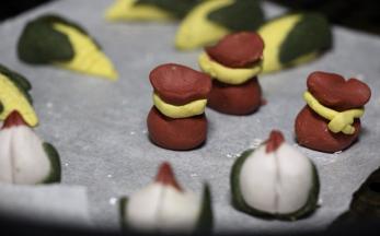 生寿桃20个，蒸4分钟，不需太久，个头小，很快会熟。 