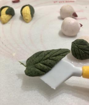 叶子： 麦青做的叶子照片漏拍了，这个是某一次用艾草粉调的面团的，型态是这样的。 
不过艾草蒸后上色不佳，还在研究碱面调整色度。