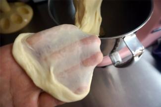 直到面团能拉出破口光滑的手套膜为止。