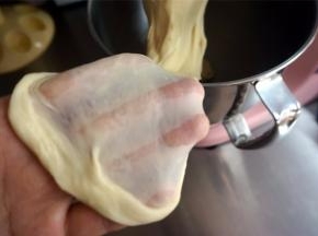 直到面团能拉出破口光滑的手套膜为止。