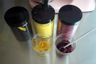 甜菜根粉，南瓜粉分别加入适量的热水湿润成略干的团状。