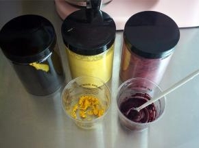 甜菜根粉，南瓜粉分别加入适量的热水湿润成略干的团状。