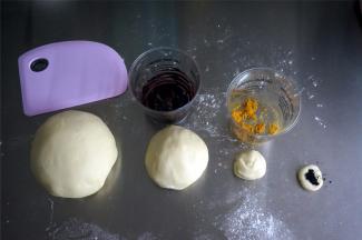 称量5克，20克，130克的3个面团，剩下的自成一个面团。