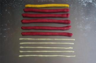 称量5份3克的白色小面团，将红色的面团以及5份白色小面团分别搓成21厘米的棒状。