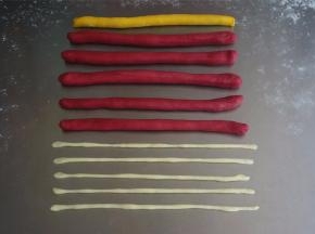 称量5份3克的白色小面团，将红色的面团以及5份白色小面团分别搓成21厘米的棒状。