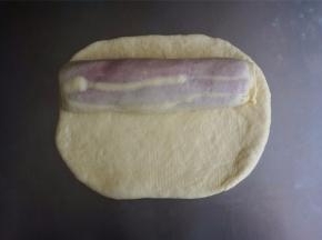 最后，将剩下的白色面团擀成21*8厘米的面片，包裹在最外面，捏紧开口。