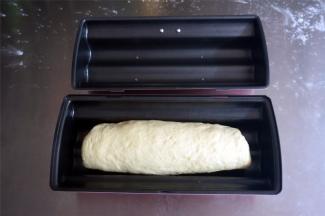 将开口朝下摆放入模具中，盖上模具盖子。