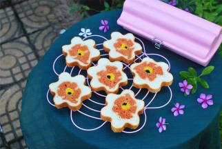 出炉后马上倒扣脱模冷却，冷却后再切片，一片片可爱的罂粟花展现在眼前。