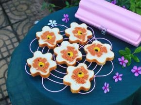 出炉后马上倒扣脱模冷却，冷却后再切片，一片片可爱的罂粟花展现在眼前。