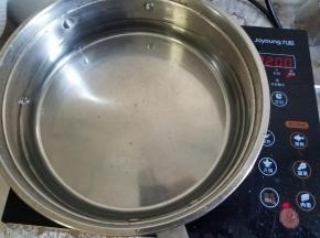 先准备一锅清水，煮开。