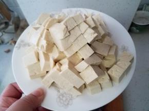 豆腐切大丁。