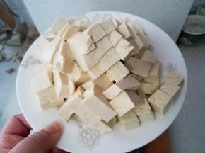 豆腐切大丁。