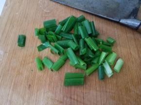 小葱洗净切大段。