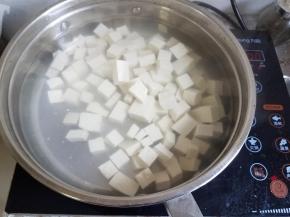 水开后，把豆腐丁焯下水。